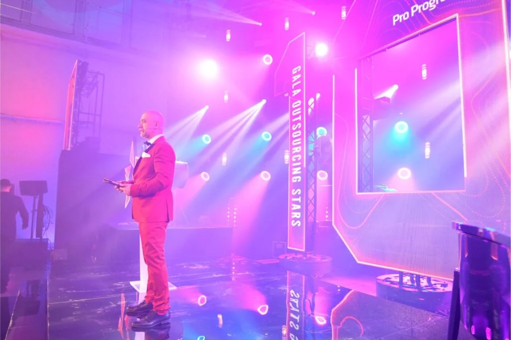 Wiktor Doktór stojący na scenie podczas występu