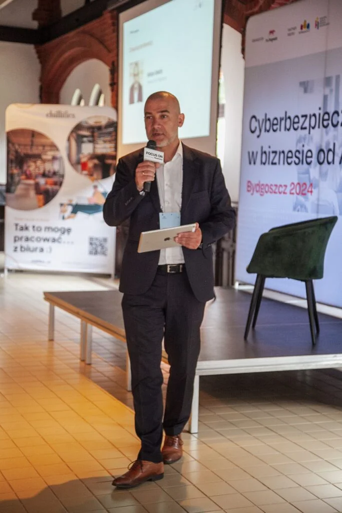 Wiktor Doktór stojący z mikrofonem podczas występu