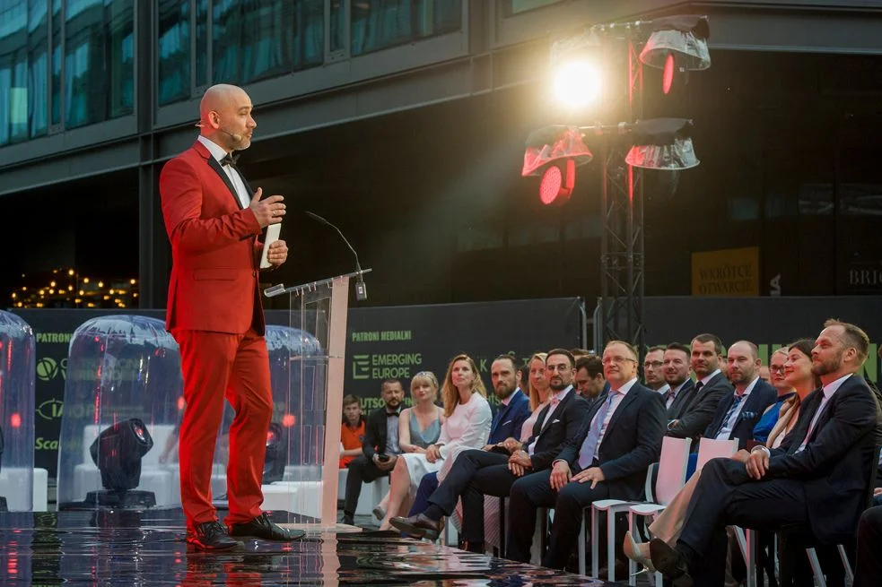 Wiktor Doktór stojący na scenie, występujący przed patrzącą na niego publicznością