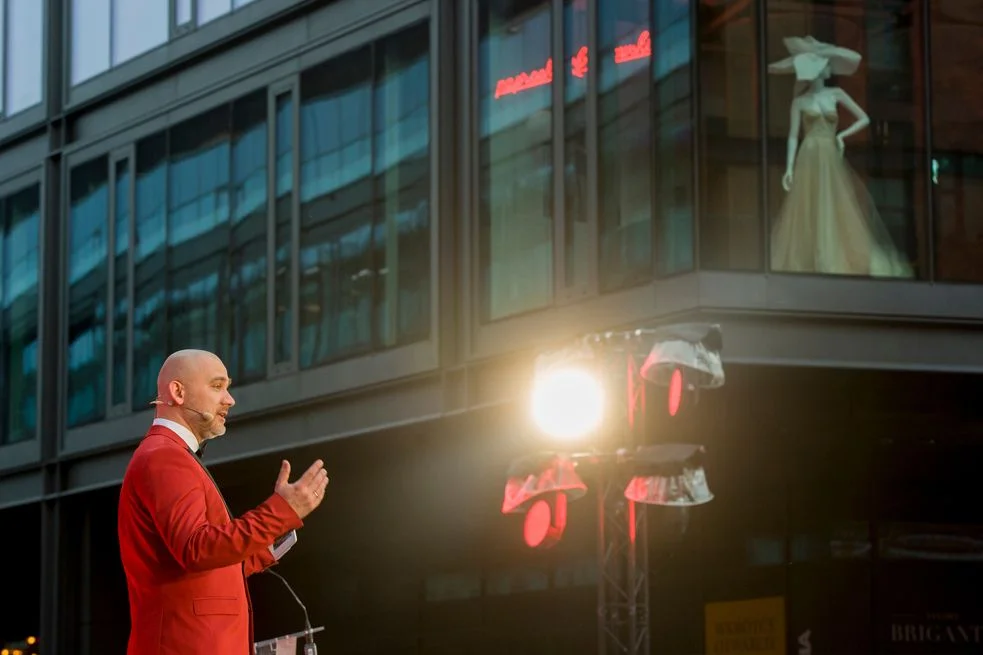 Wiktor Doktór stojący na scenie