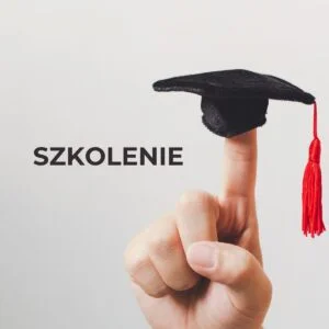 Dłoń z wyciągniętym palcem wskazującym, a na jego szczycie zawieszona czapka absolwenta