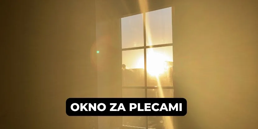 promienie słoneczne wpadające przez okno